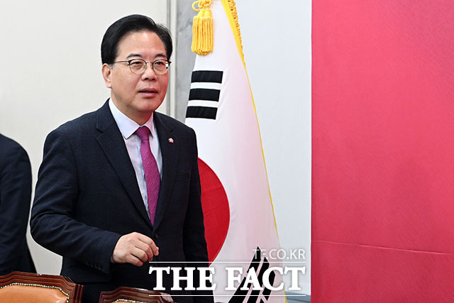 원내대책회의에서 발언하는 송 원내대표.