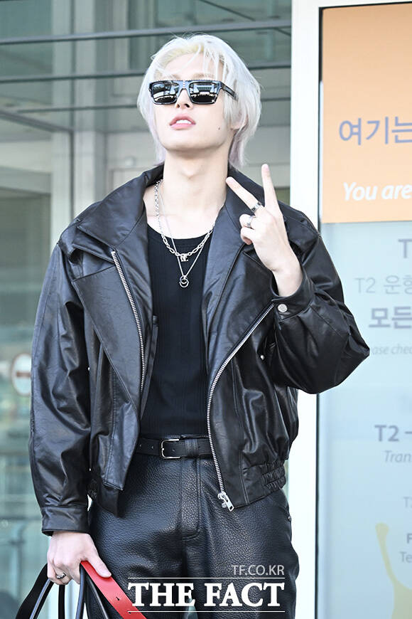 팬들에게 하트 표시를 보내는 민기