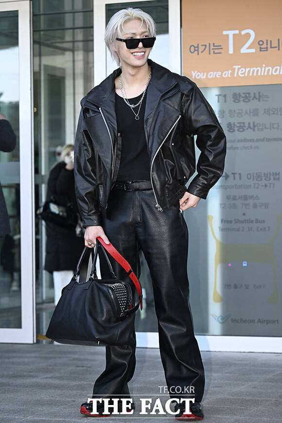 팬들에게 하트 표시를 보내는 민기