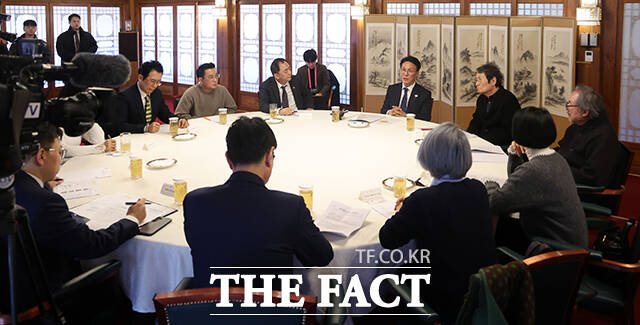 김민석 국무총리(가운데)가 20일 오후 서울 종로구 삼청동 총리공관에서 열린 연극인 간담회에 참석해 손정우 한국연극협회 이사장, 배우 문성근 등 연극인들과 환담을 나누고 있다. /청사사진기자단