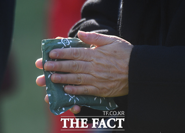 서울 중구 서울시청 일대의 시민들이 손난로로 추위를 달래고 있다. 행정안전부는 이날부터 오는 24일까지 한파·대설 대비 기상 상황을 16개 중앙부처와 17개 지방정부, 한국도로공사·한국공항공사에 공유하고 있다. /더팩트 DB