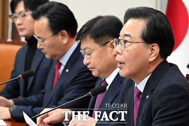 원내대책회의에서 발언하는 송 원내대표.