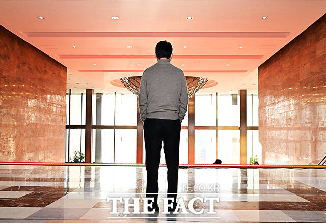 장동혁 국민의힘 대표가 20일 오전 서울 여의도 국회 로텐더홀에서 엿새째 단식을 이어가고 있다. /국회=배정한 기자