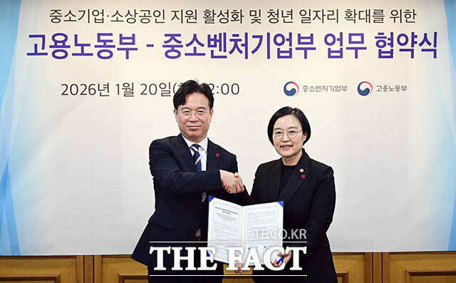 김영훈 고용노동부 장관(왼쪽)과 한성숙 중소벤처기업부 장관이 20일 오후 서울 종로구 정부서울청사에서 열린 중소기업·소상공인 지원 활성화 및 청년 일자리 확대를 위한 업무협약식에 참석해 기념촬영을 하고 있다. /임영무 기자