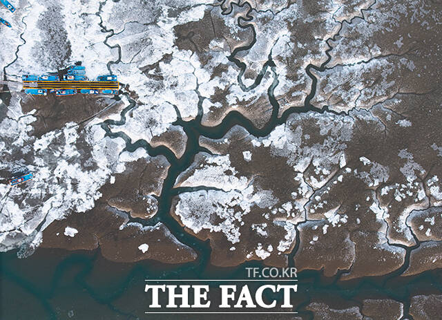 절기상 대한(大寒)인 20일 오전 인천 강화군 동막해변이 얼어 있다. /강화=박헌우 기자