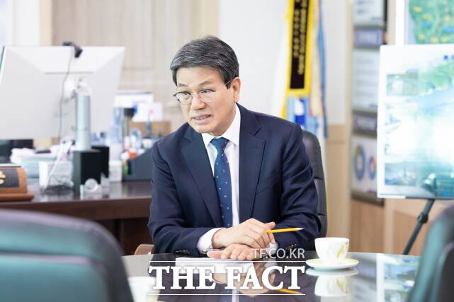 김돈곤 청양군수가 최근 <더팩트>와의 인터뷰를 하고 있다. /청양군