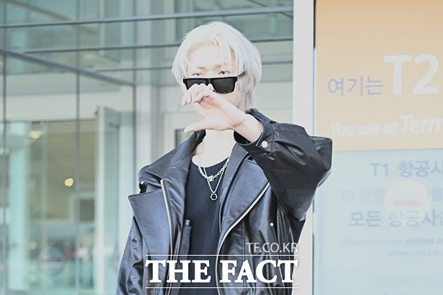 팬들에게 하트 표시를 보내는 민기