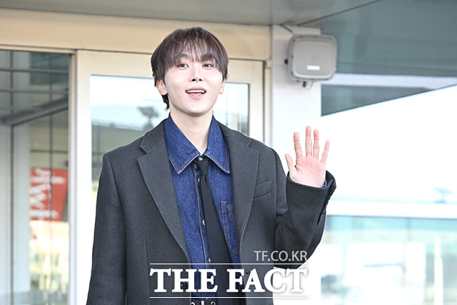 그룹 세븐틴 승관이 해외 일정 참석 차 20일 오전 인천국제공항을 통해 프랑스 파리로 출국하며 포즈를 취하고 있다. /인천국제공항=송호영 기자