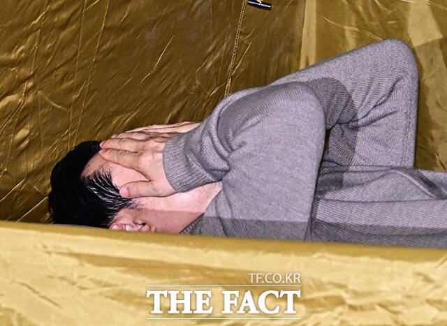 장동혁 국민의힘 대표가 20일 오전 서울 여의도 국회 로텐더홀에서 엿새째 단식을 이어가고 있다. /국회=배정한 기자