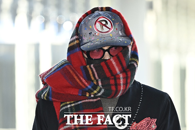 가수 지드래곤이 해외 일정 참석 차 20일 오전 인천국제공항을 통해 프랑스 파리로 출국하고 있다. /인천국제공항=송호영 기자