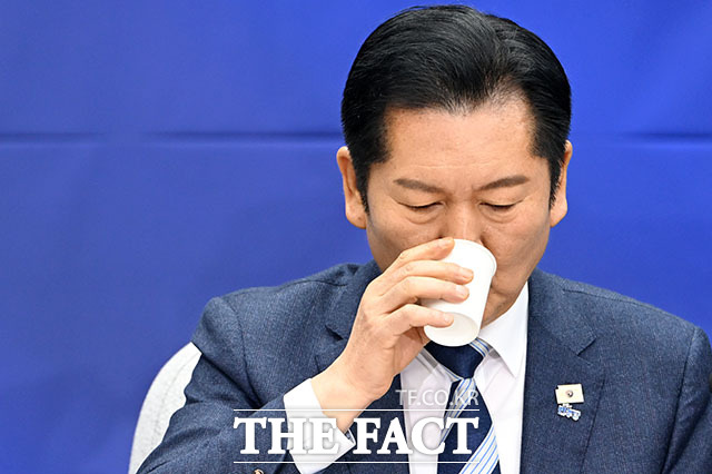 공소청법·중대범죄수사청법 공청회에서 법안관련 설명 듣는 한정애 더불어민주당 정책위의장과 정청래 대표, 한병도 원내대표(왼쪽부터).