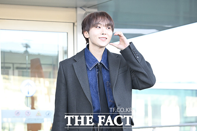 팬들에게 하트를 보내는 승관.