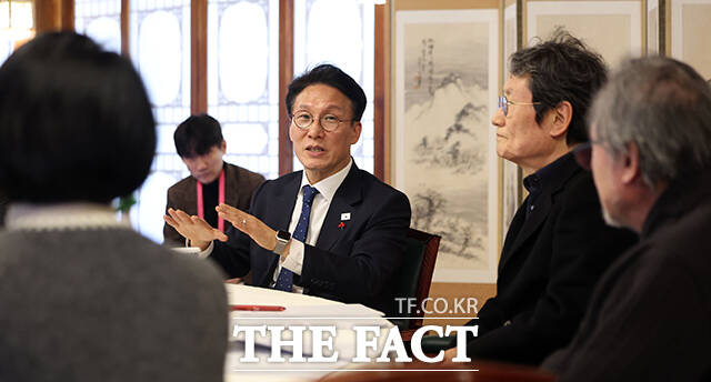 김민석 국무총리(가운데)가 20일 오후 서울 종로구 삼청동 총리공관에서 열린 연극인 간담회에 참석해 손정우 한국연극협회 이사장, 배우 문성근 등 연극인들과 환담을 나누고 있다. /청사사진기자단