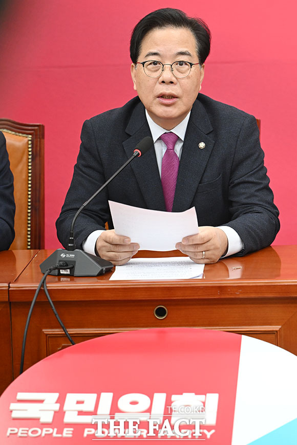 원내대책회의에서 발언하는 송 원내대표.