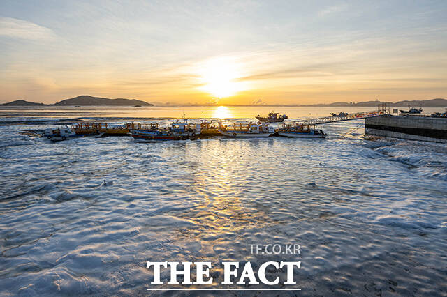 절기상 대한(大寒)인 20일 오전 인천 강화군 동막해변이 얼어 있다. /강화=박헌우 기자