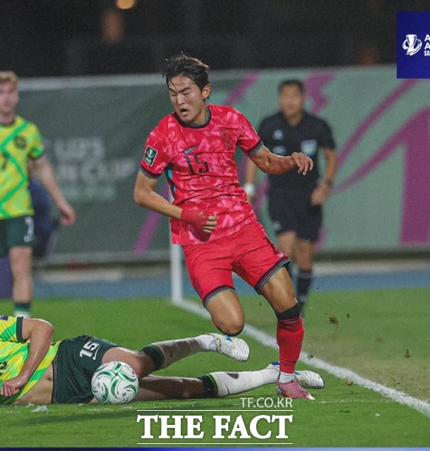 20일(화) 오후 8시 30분에 제다(사우디아라비아)에서 열리는 2026 AFC U-23 아시안컵 4강 한국(원정)-일본(홈)전 경기를 대상으로 하는 프로토 승부식 9회차 게임이 마감을 앞두고 있다. 사진은 한국의 19세 막내 백가온의 경기 장면./제다=KFA