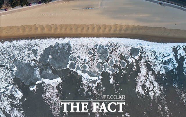 절기상 대한(大寒)인 20일 오전 인천 강화군 동막해변이 얼어 있다. /강화=박헌우 기자