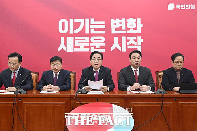 원내대책회의에서 발언하는 송 원내대표.