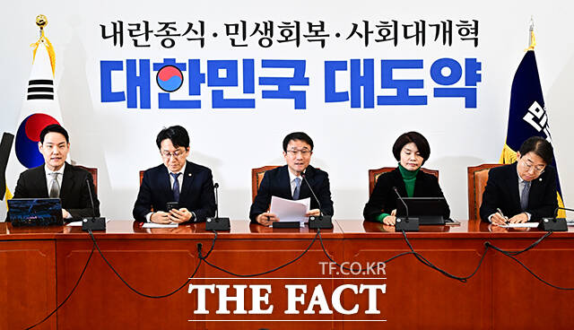 한병도 더불어민주당 원내대표(가운데)가 20일 오전 서울 여의도 국회에서 열린 원내대책회의에 참석해 모두발언을 하고 있다. /국회=배정한 기자