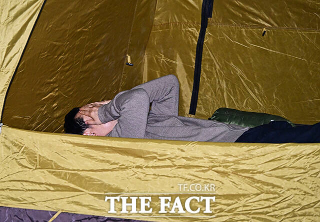 장동혁 국민의힘 대표가 20일 오전 서울 여의도 국회 로텐더홀에서 엿새째 단식을 이어가고 있다. /국회=배정한 기자