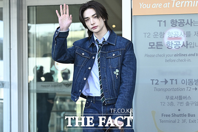 그룹 스트레이키즈 현진이 Dior 남성 겨울 2026-2027 컬렉션 쇼 참석차 20일 오전 인천국제공항을 통해 프랑스 파리로 출국하기 전 포즈를 취하고 있다. /인천국제공항=송호영 기자