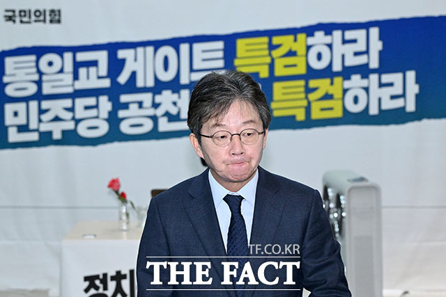 장동혁 대표 만난 뒤 취재진 질문에 답하는 유 전 의원.