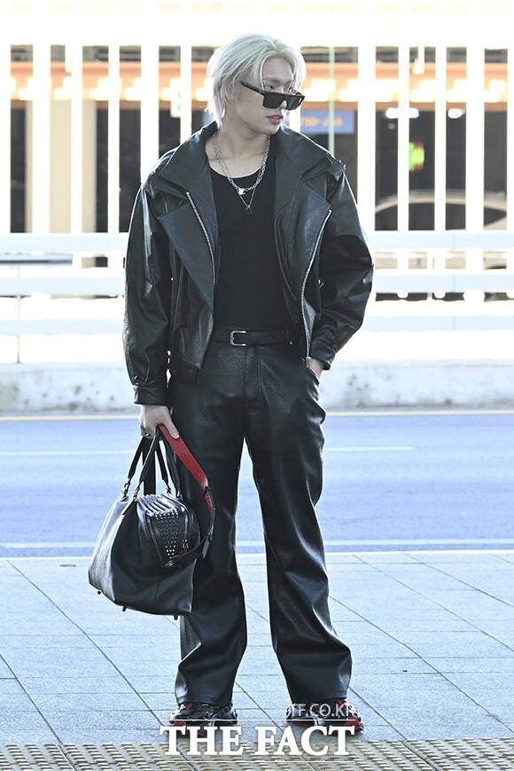 팬들에게 하트 표시를 보내는 민기