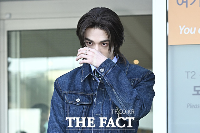 그룹 스트레이키즈 현진이 해외 일정 참석 차 20일 오전 인천국제공항을 통해 프랑스 파리로 출국하며 포즈를 취하고 있다. /인천국제공항=송호영 기자