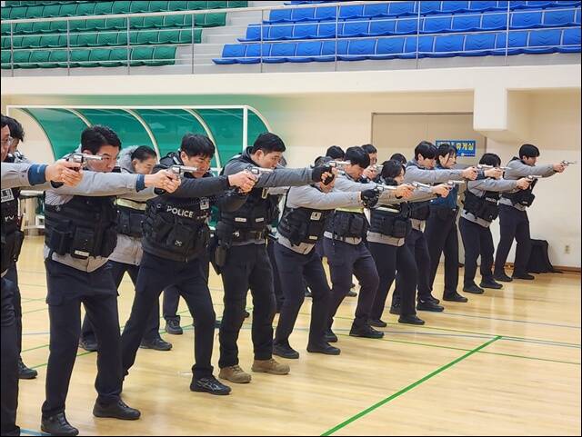 경찰청은 최근 빈번해진 강력범죄 및 흉기 피습 상황에 효과적으로 대응하기 위해 경찰인재개발원에서 '제1기 무기 통합교관 양성과정'을 운영한다고 20일 밝혔다./경찰청