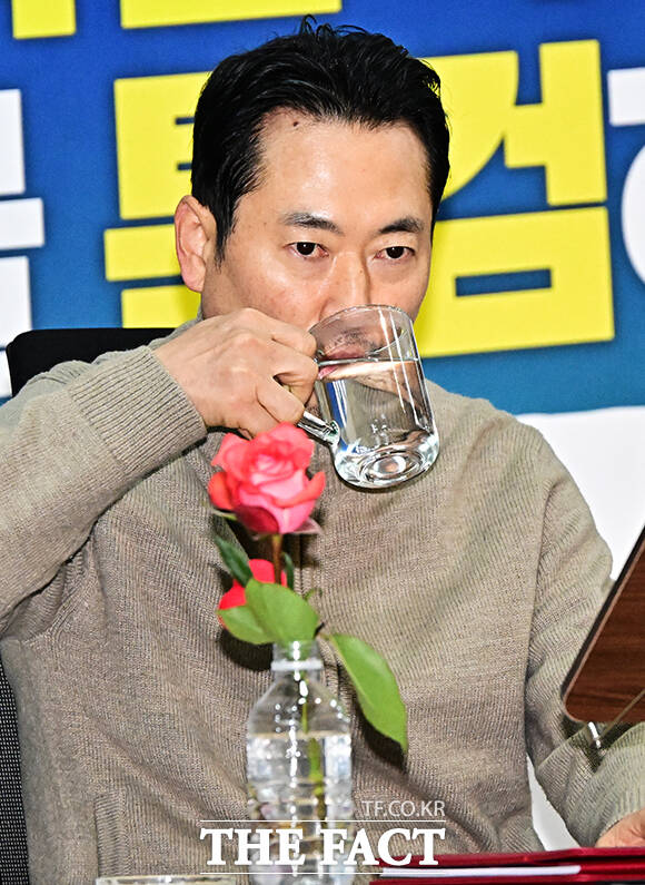 장동혁 국민의힘 대표가 20일 오전 서울 여의도 국회 로텐더홀에서 엿새째 단식을 이어가고 있다. /국회=배정한 기자