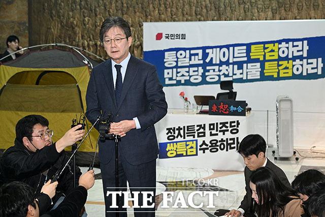 장동혁 대표 만난 뒤 취재진 질문에 답하는 유 전 의원.