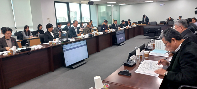 20일 서울 서초구 국제전자센터에서 열린 제4차 보건의료정책심의위원회(보정심)에서 위원들은 추계위가 제시한 여러 수요와 공급 모형 조합으로 이뤄진 12가지 모형별 대안의 특성과 장단점을 논의해, 이 가운데 6개 모형을 중심으로 논의를 이어가기로 결정했다. 사진은 이날 보정심 회의 직전 모습. /이준영