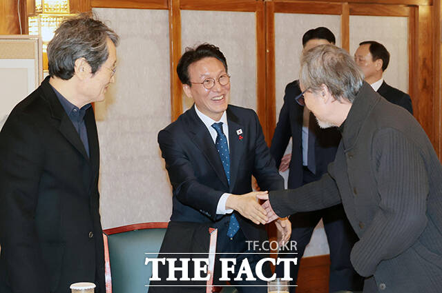 김민석 국무총리(가운데)가 20일 오후 서울 종로구 삼청동 총리공관에서 열린 연극인 간담회에 참석해 손정우 한국연극협회 이사장, 배우 문성근 등 연극인들과 환담을 나누고 있다. /청사사진기자단
