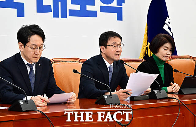 한병도 더불어민주당 원내대표(가운데)가 20일 오전 서울 여의도 국회에서 열린 원내대책회의에 참석해 모두발언을 하고 있다. /국회=배정한 기자