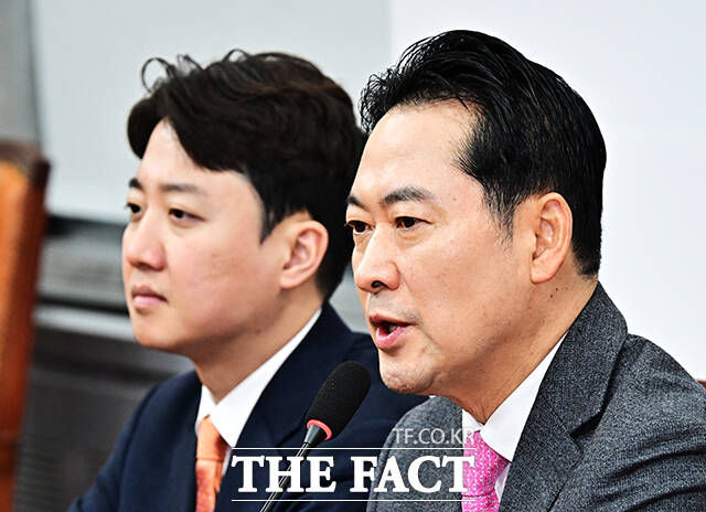 이준석 개혁신당 대표(왼쪽)가 20일 귀국하는 대로 장동혁 국민의힘 대표를 찾아 야권의 추가 공조 강화 방안을 논의하겠다고 밝혔다. /배정한 기자