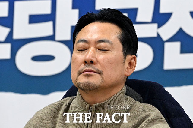 장동혁 국민의힘 대표가 단식 투쟁에 돌입하면서 쇄신안 발표가 기약 없이 미뤄졌다. 사진은 20일 쌍특검 수용을 요구하며 엿새째 단식을 이어가고 있는 장동혁 국민의힘 대표의 모습. /남용희 기자