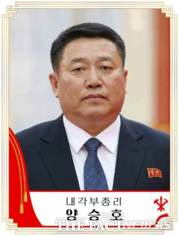 김정은 북한 국무위원장은 지난 19일 룡성기계연합기업소 1단계 리모델링 준공식에서 “내각총리와 현재 기계공업 담당 부총리(사진)는 일을 되는대로 해먹었다”며 “부총리 동무는 제 발로 나갈 수 있을 때 더 늦기 전에 제 발로 나가라. 나는 오늘 이 자리에서 부총리 동무를 해임시킨다”고 강조했다. /뉴시스