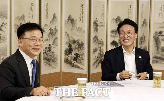 김민석 국무총리가 20일 오전 서울 종로구 삼청동 총리공관에서 박상진 산업은행 회장과 간담회를 갖고 있다. /국무총리실