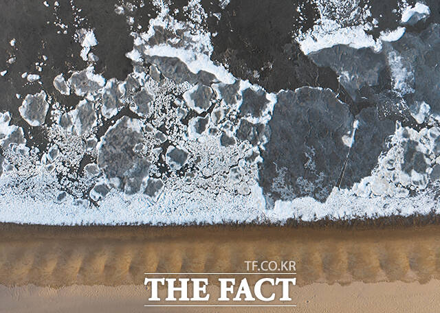 절기상 대한(大寒)인 20일 오전 인천 강화군 동막해변이 얼어 있다. /강화=박헌우 기자