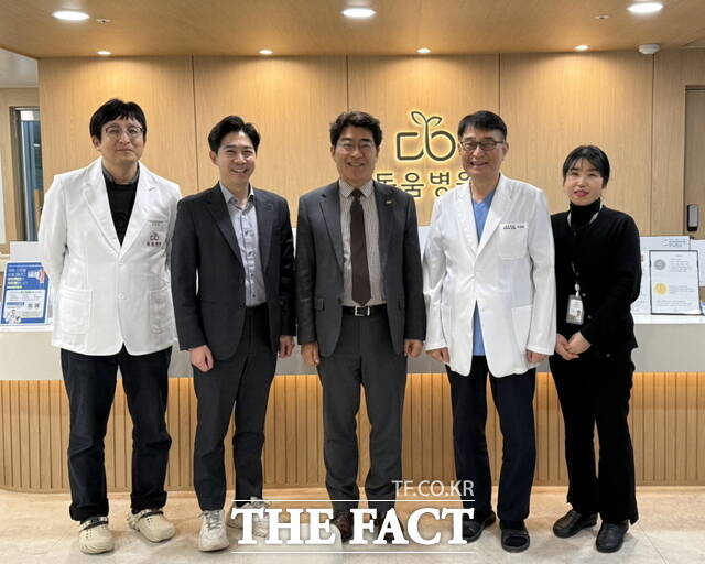 김대식 천안의료원 병원장이 돋움병원 의료시설을 둘러본 뒤 의료진과 기념촬영을 하고 있다. /천안의료원