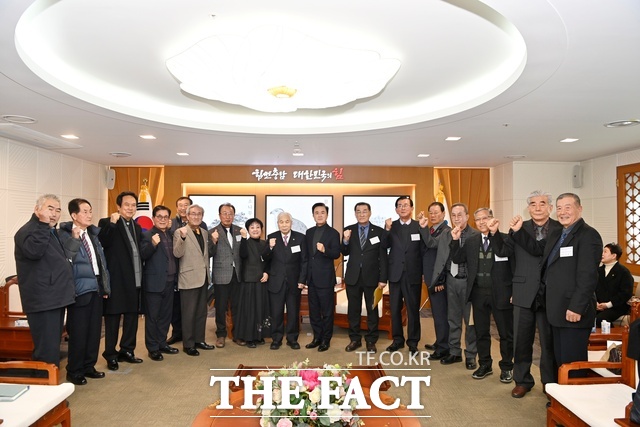 20일 충남도청에서 열린 2026년 신년 맞이 보훈단체 간담회 후 김태흠 충남지사와 참석자들이 기념 촬영을 하고 있다. /충남도