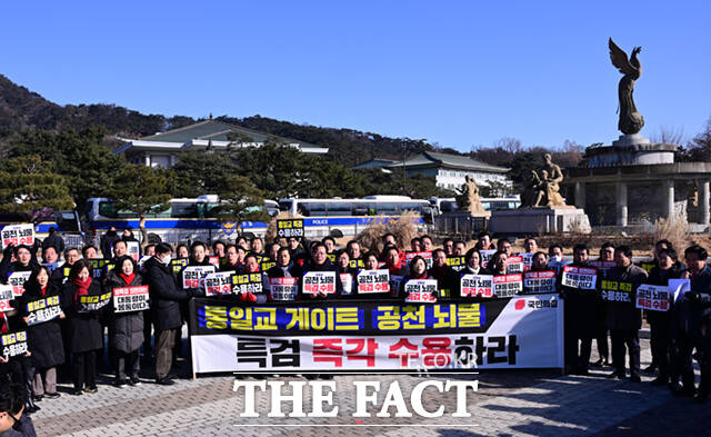 보수 지지층이 결집하는 것과 별개로 6·3 지방선거 승리를 위한 당 체질 개선이 밀려나면서 당내 불안감이 느껴진다. 사진은 송언석 국민의힘 원내대표와 의원들이 20일 서울 종로구 청와대사랑채 분수대 앞에서 통일교 게이트·더불어민주당 공천뇌물 특검 촉구 규탄대회에 참석해 특검 수용을 촉구하며 구호를 외치고 있는 모습. /이새롬 기자