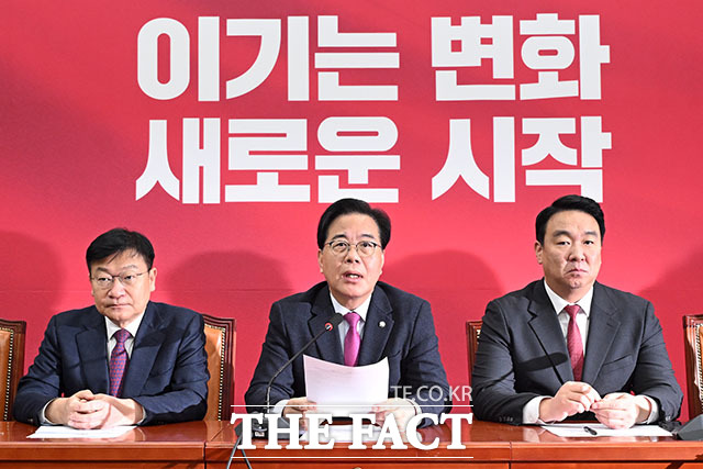 송언석 국민의힘 원내대표(가운데)가 20일 오전 서울 여의도 국회에서 열린 원내대책회의에서 발언을 하고 있다. /국회=남용희 기자