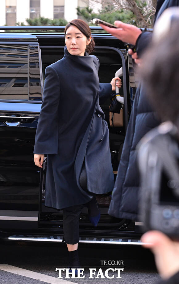 '공천헌금' 1억 원을 수수한 혐의를 받는 강선우 무소속 의원이 20일 서울 마포구 서울경찰청 공공범죄수사대에 피의자 신분으로 출석하며 고개 숙여 사과하고 있다. /이새롬 기자