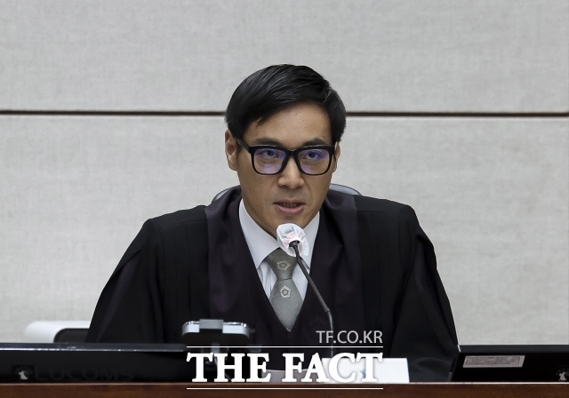 윤석열 전 대통령의 체포방해 혐의 등에 대해 징역 5년을 선고한 1심 재판부가 12·3 비상계엄 당시 국무회의 소집 등 행위가 내란죄의 실행의 착수로 평가될 여지가 있다고 언급했다. /사진공동취재단