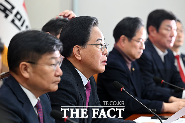 원내대책회의에서 발언하는 송 원내대표.
