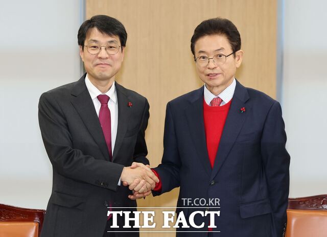 이철우 경북도지사와 김정기 대구시장 권한대행이 20일 경북도청에서 만나 대구·경북 행정통합에 합의했다. /경북도