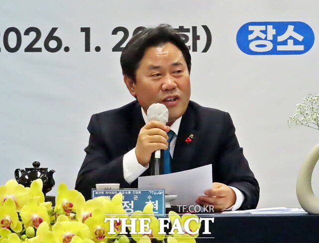 박정현 부여군수가 20일 옥산면 행정복지센터에서 열린 옥산면 리더 공감 소통 간담회에서 주민과 대화를 하고 있다. /김형중 기자