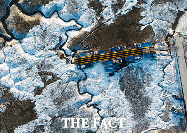 절기상 대한(大寒)인 20일 오전 인천 강화군 동막해변이 얼어 있다. /강화=박헌우 기자