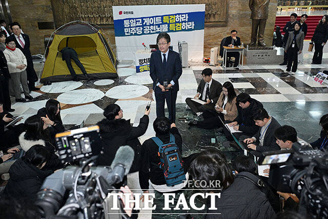 장동혁 대표 만난 뒤 취재진 질문에 답하는 유 전 의원.